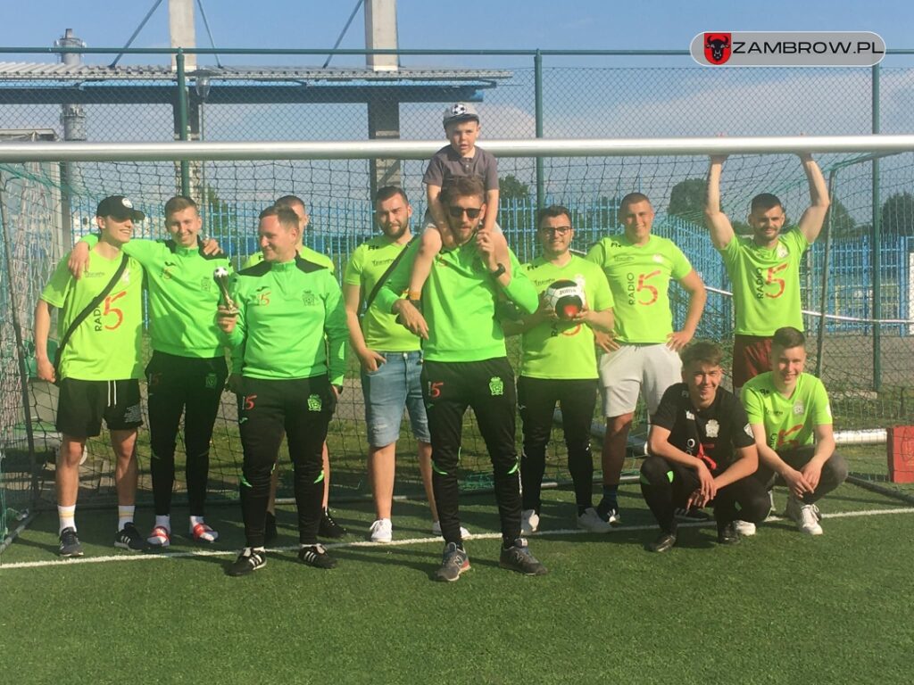 Drużyny walczyły na boisku, wolontariusze prowadzili zbiórkę -  wszyscy wspierali Ksawerego podczas III Turnieju o Puchar Przewodniczącego Rady Miasta Zambrów 13.05.2023 fot. S. Jasińska