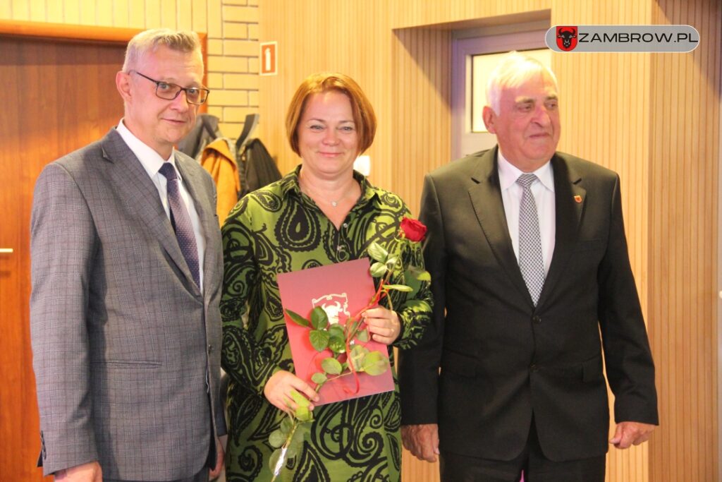 Nauczyciele i dyrektorzy z miejskich placówek oświatowych nagrodzeni przez burmistrza 13.10.2023r. fot. J. Włodkowska - Kurpiewska